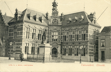 265 Gezicht op het Academiegebouw (Munsterkerkhof 29) te Utrecht met op de voorgrond het standbeeld Jan van Nassau ...